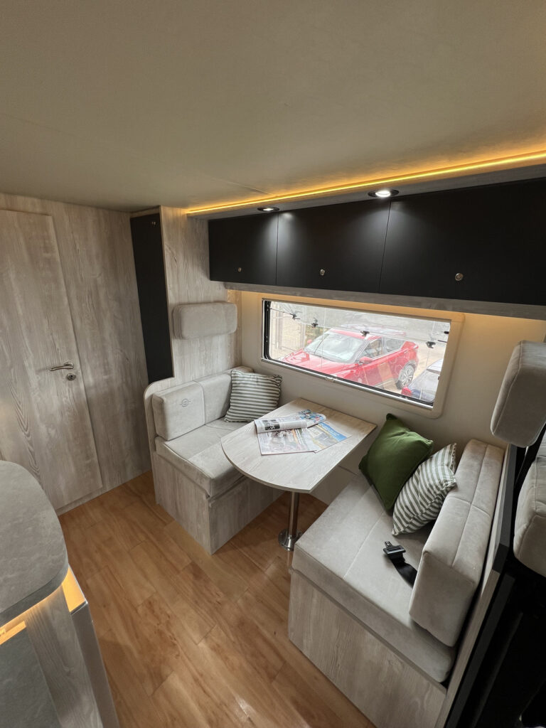 Motorhome 4x4 Pick-Up comedor