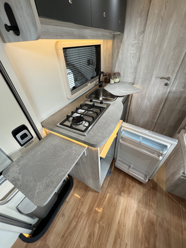 Motorhome 4x4 Pick-Up cocina-3