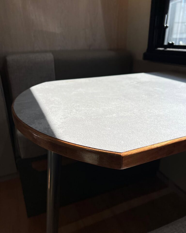 ITATI Avant Garde Pampa Baño al Fondo - mesa comedor