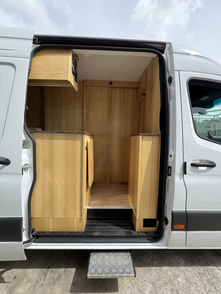 Entrada lateral en motorhome Sprinter 515 con acceso cómodo