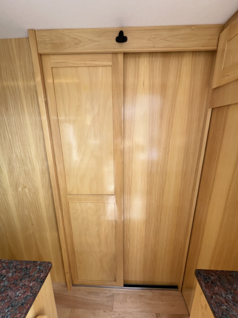 Detalle de terminaciones en motorhome Sprinter 515 con materiales de calidad