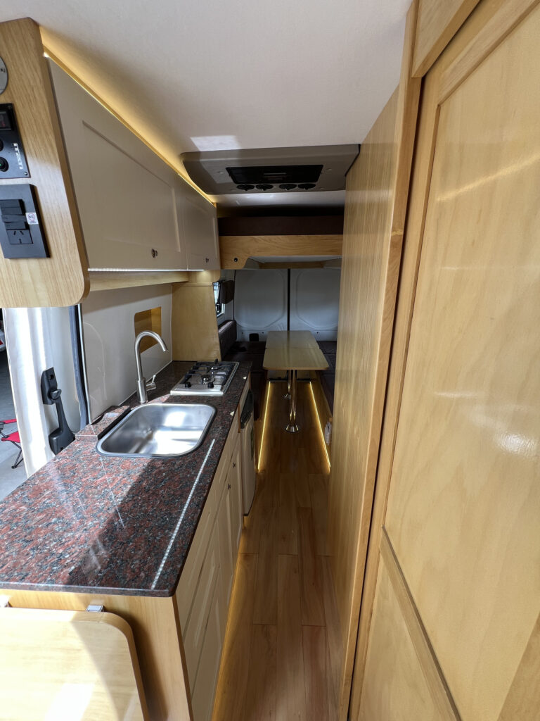 Cocina completa en motorhome Sprinter 515 con muebles a medida