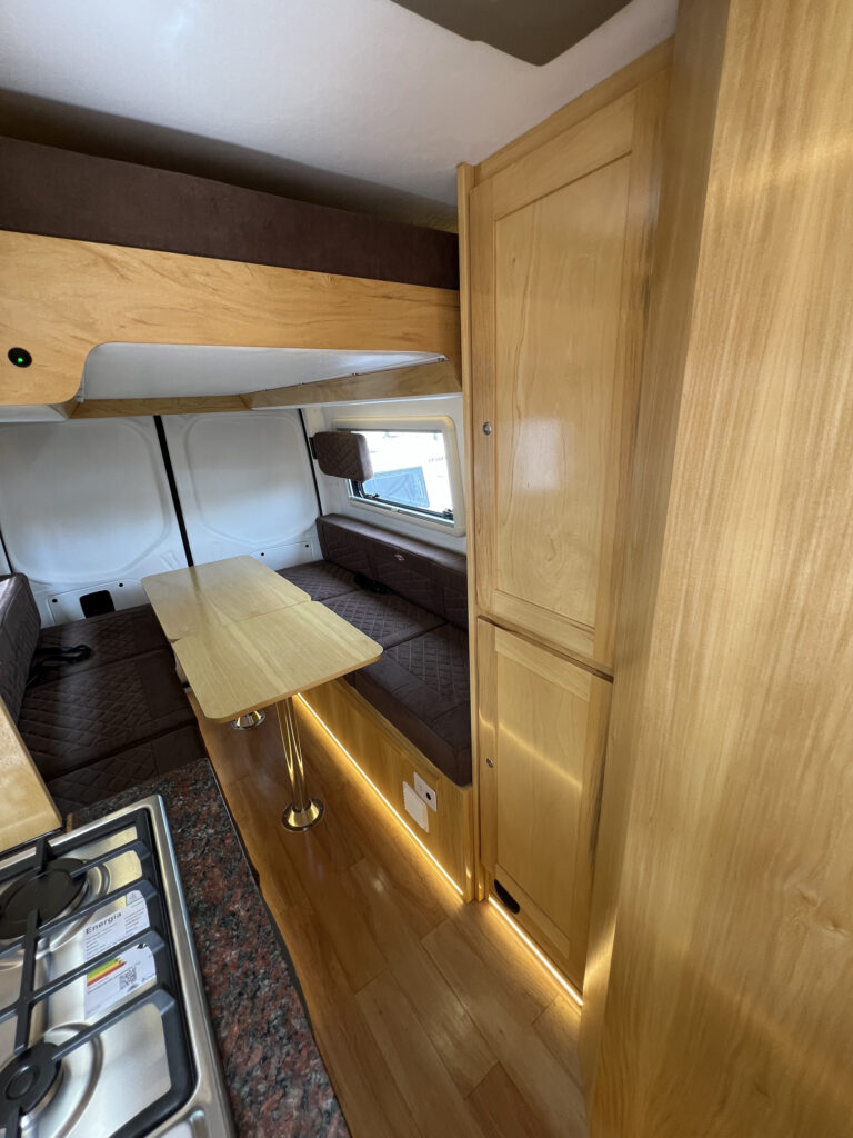Living comedor en motorhome Sprinter 515 con asientos y mesa