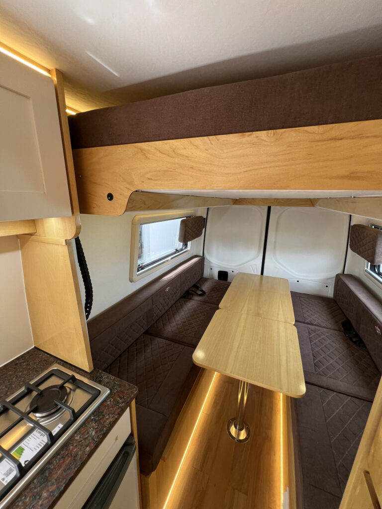 Vista frontal del living comedor en Sprinter 515 motorhome