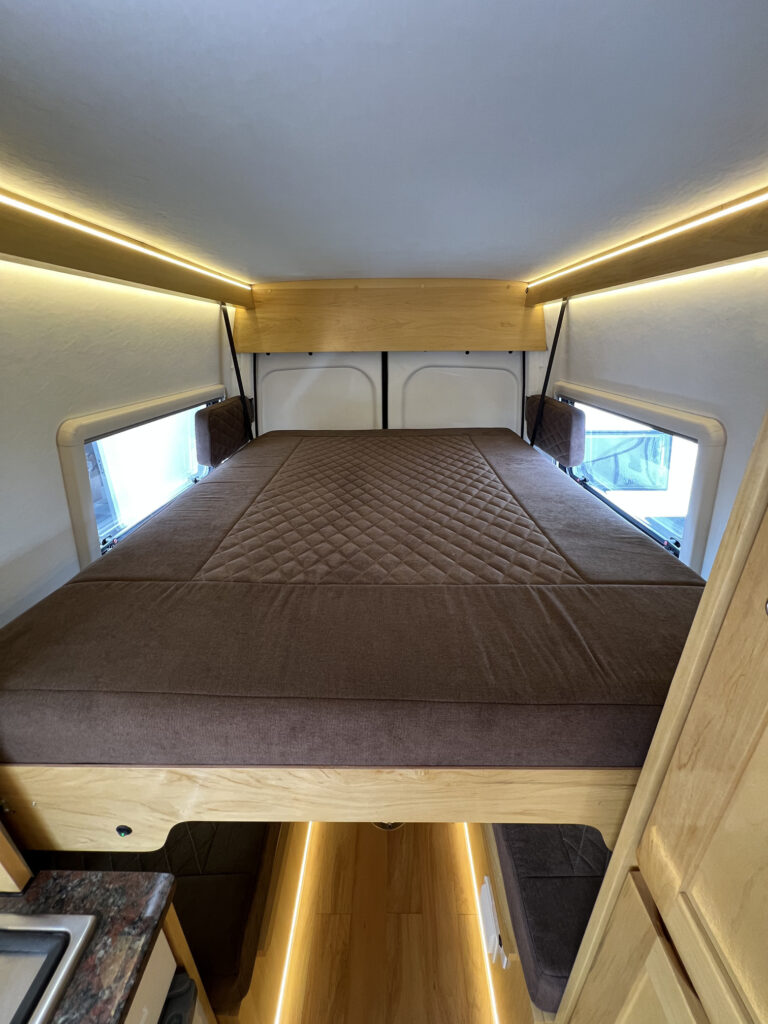 Dormitorio con cama levadiza en motorhome Sprinter 515