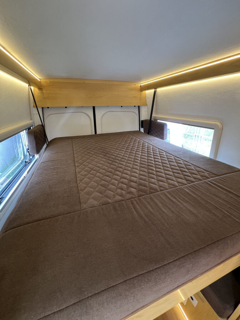 Dormitorio doble con cama levadiza en motorhome Sprinter 515