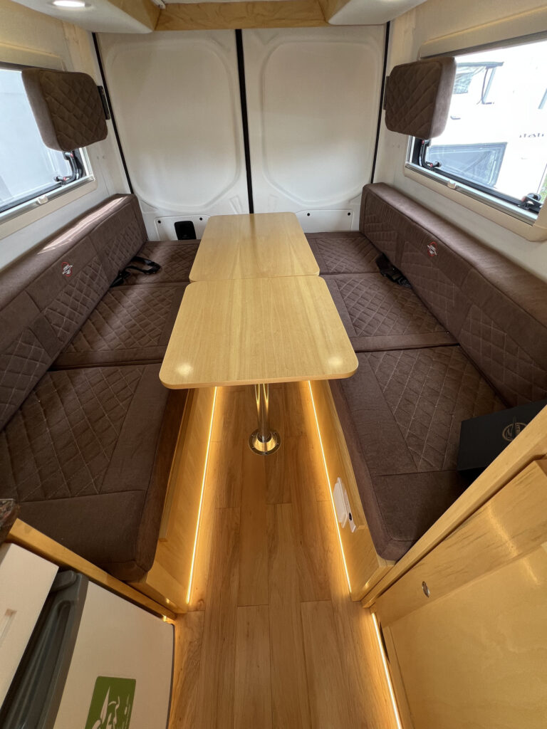 Detalle de asientos y mesa en living de motorhome Sprinter 515