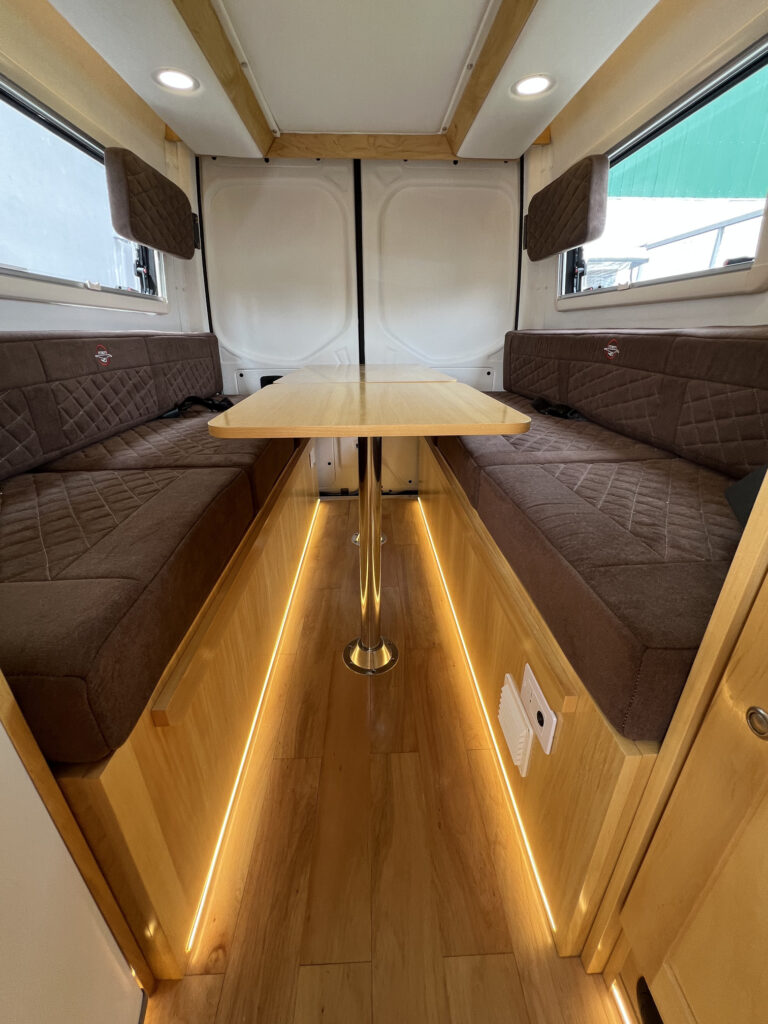 Living comedor convertible en motorhome Sprinter 515