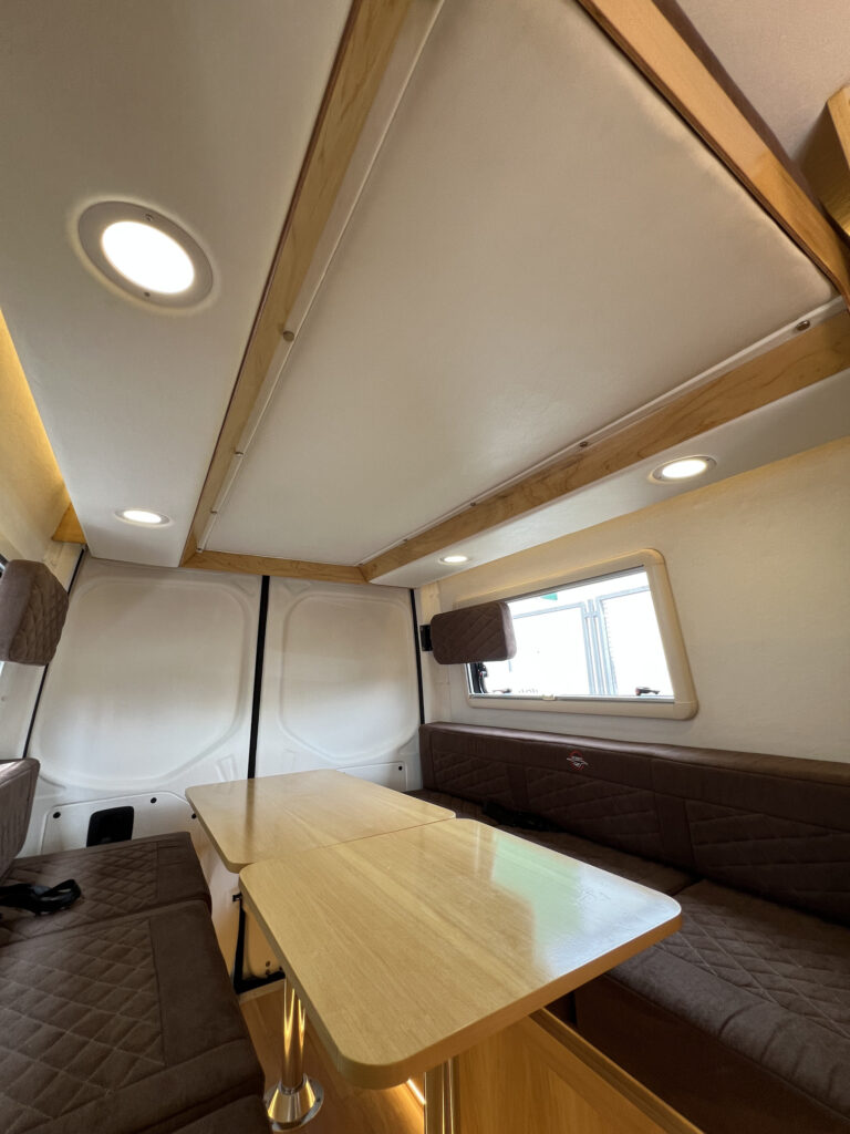 Detalle de diseño interior en motorhome Sprinter 515 con acabados premium