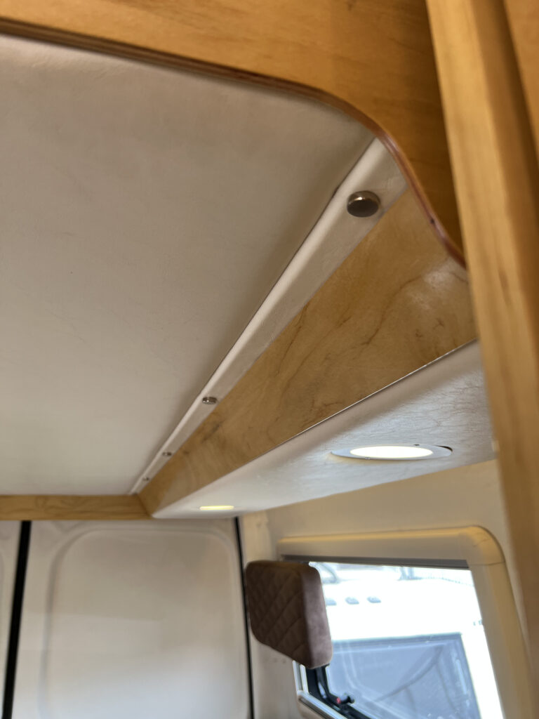 Detalle de componentes en motorhome Sprinter 515