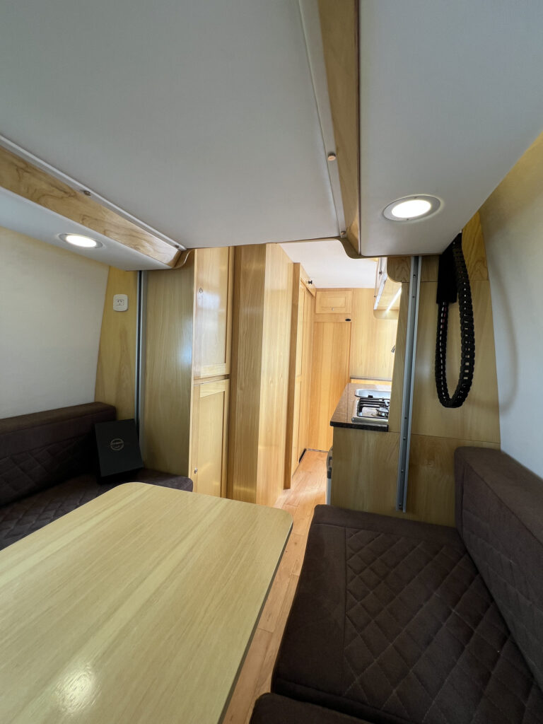 Detalle de muebles livianos de madera en Sprinter 515