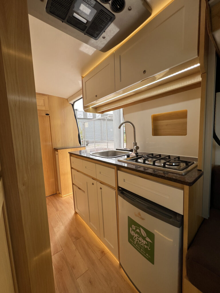 Detalle de cocina en Sprinter 515 con bacha y muebles a medida