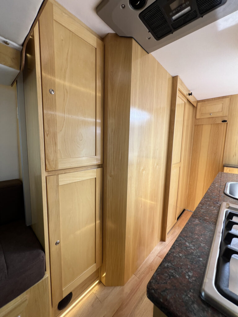 Detalle de terminaciones en muebles de madera huecos Sprinter 515