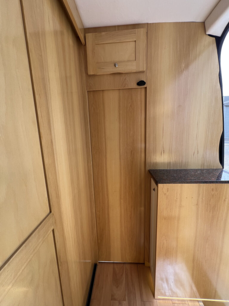 Interior con muebles de madera hueca en motorhome Sprinter 515