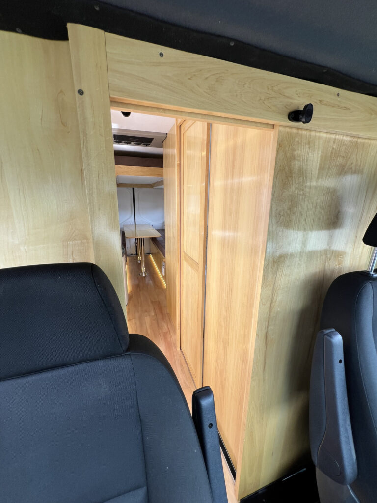 Interior conectado entre cabina y vivienda en Sprinter 515