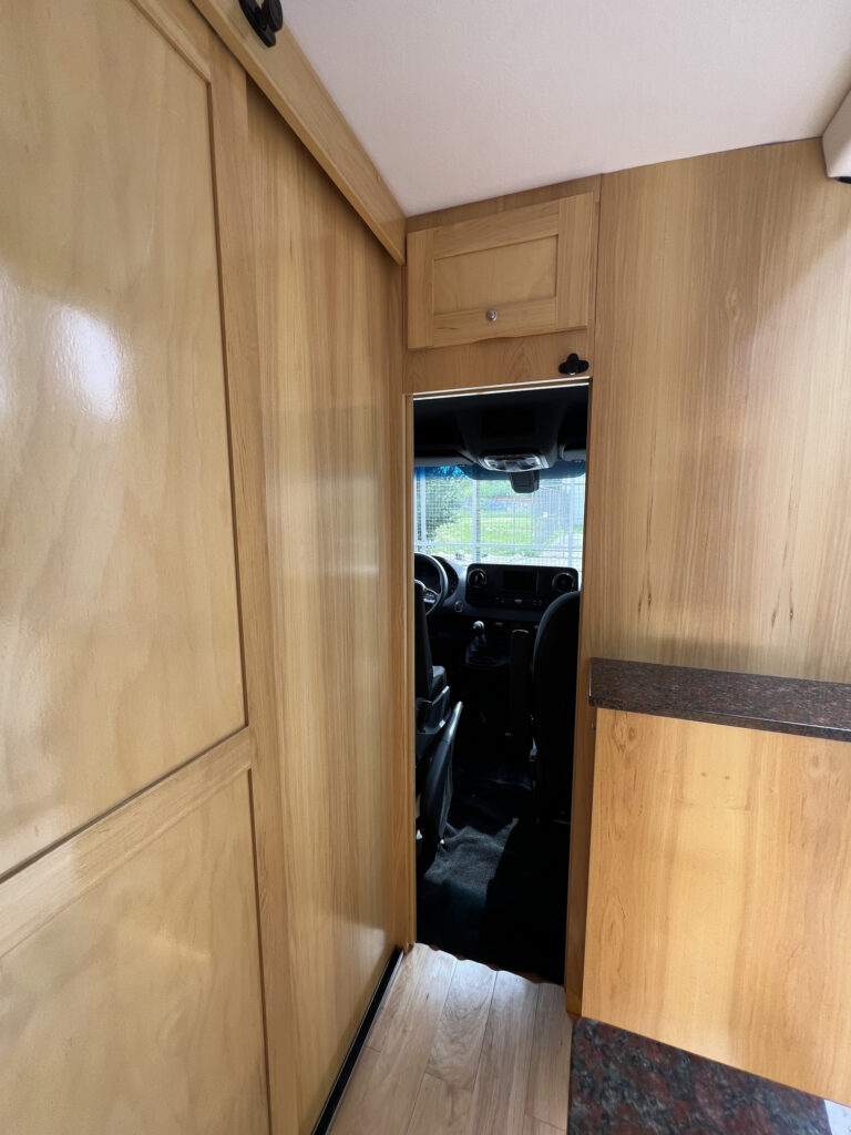 Paso interior entre cabina y habitáculo en Sprinter 515