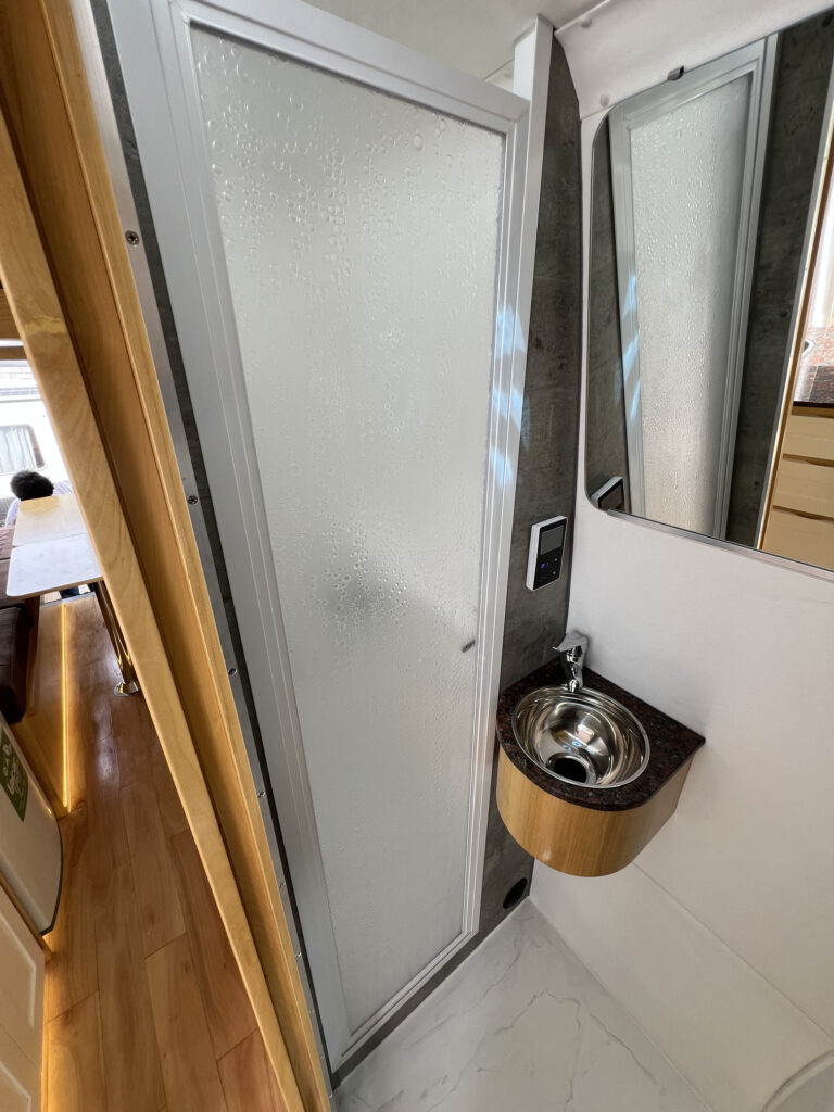 Baño completo equipado en motorhome Sprinter 515