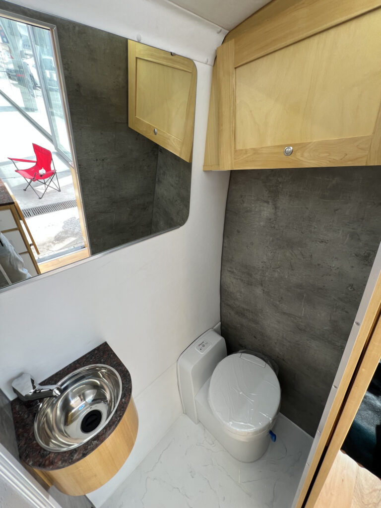 Interior de baño en motorhome Sprinter 515 con ducha