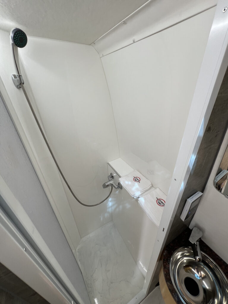 Detalle de ducha y sanitarios en Sprinter 515