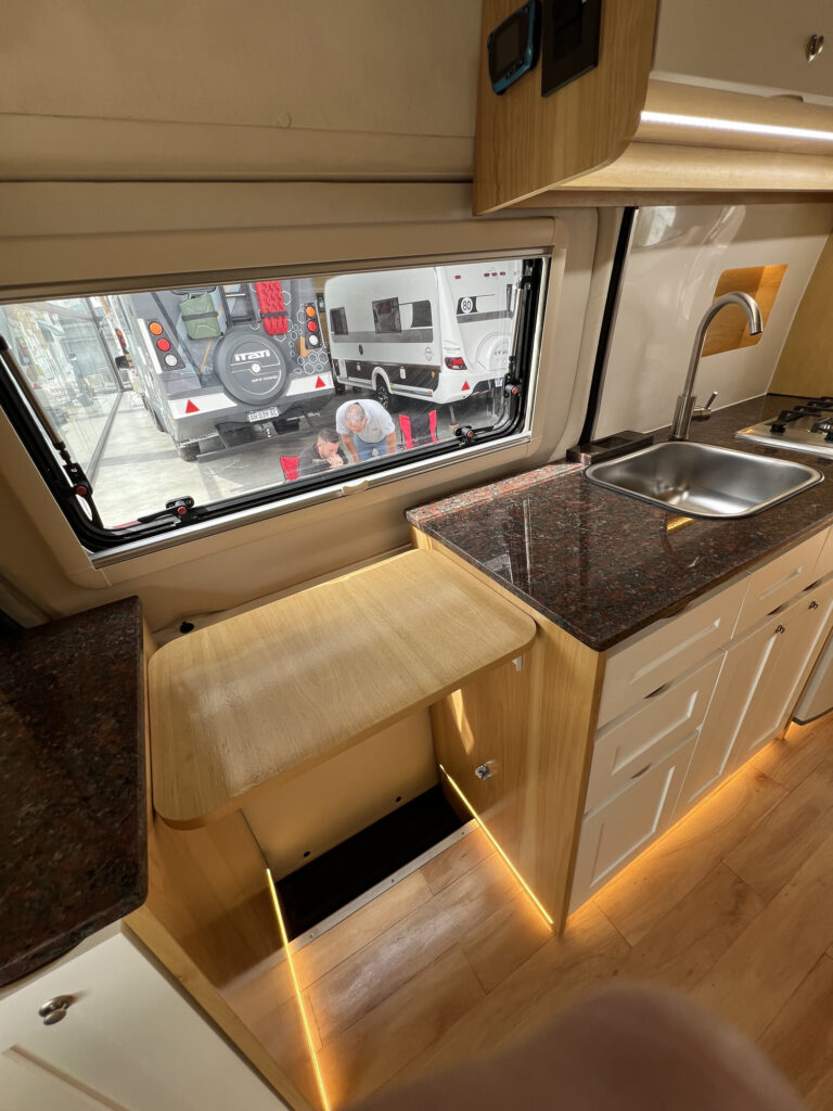 Cocina completa en motorhome Sprinter 515 con muebles a medida