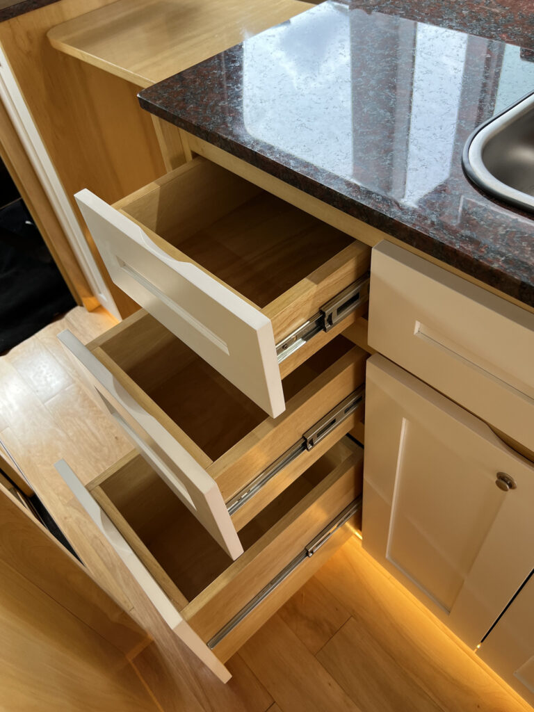 Espacios de almacenamiento en motorhome Sprinter 515