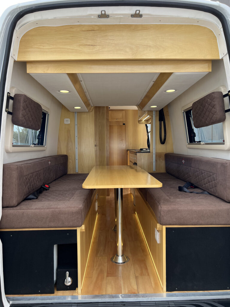 Closeup de uniones y encastres en motorhome Sprinter 515