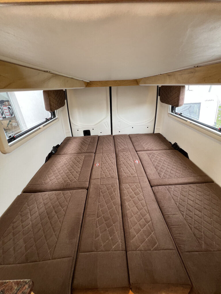 Detalle de cama doble levadiza en Sprinter 515