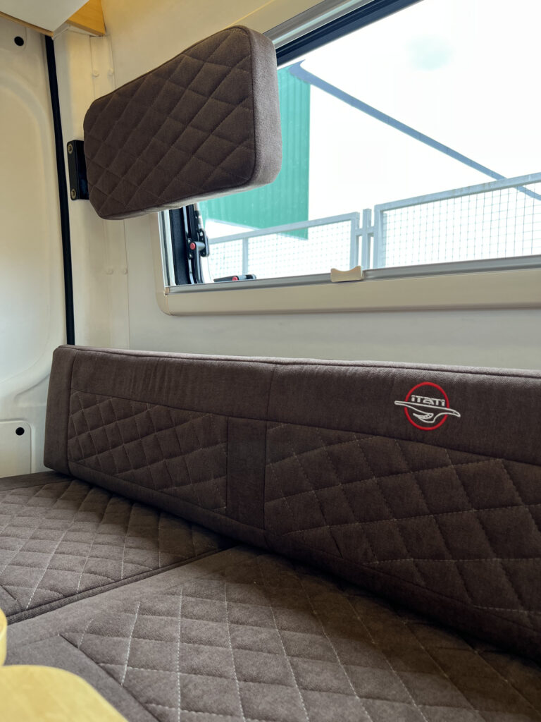 Detalle de terminaciones en motorhome Sprinter 515 con materiales de calidad