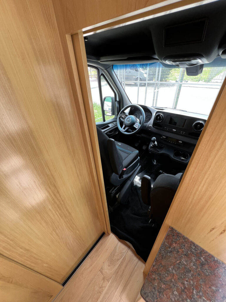 Detalle de conexión cabina habitáculo en motorhome Sprinter 515