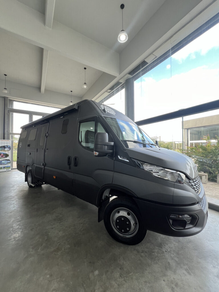 Entrada personalizada en motorhome Iveco Daily con puerta modificada