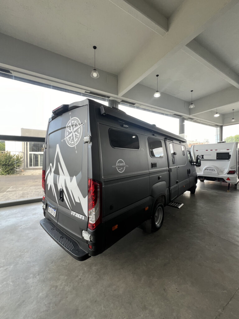 Portón trasero de motorhome Iveco Daily con acceso a baulera
