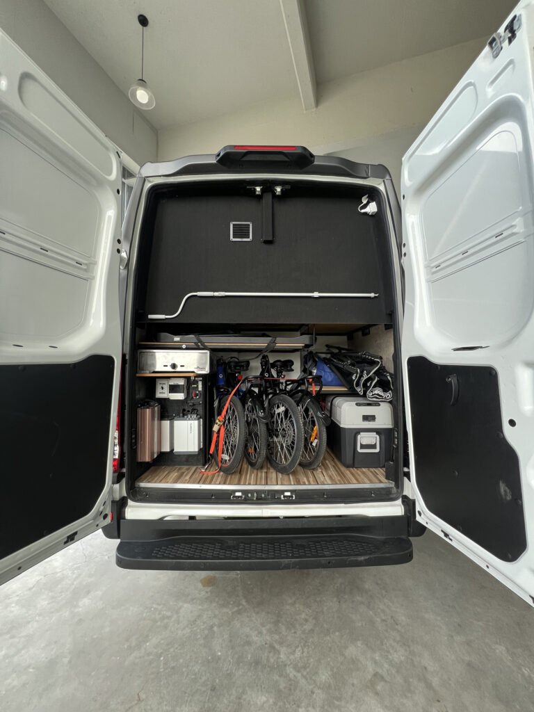 Baulera accesible desde portón trasero en motorhome Iveco Daily