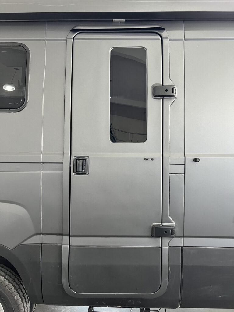 Puerta de entrada modificada en motorhome Iveco Daily con acceso optimizado