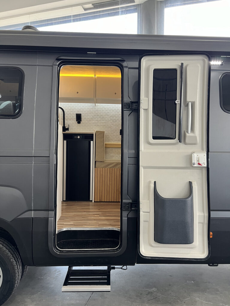 Detalle de puerta lateral modificada en Iveco Daily motorhome