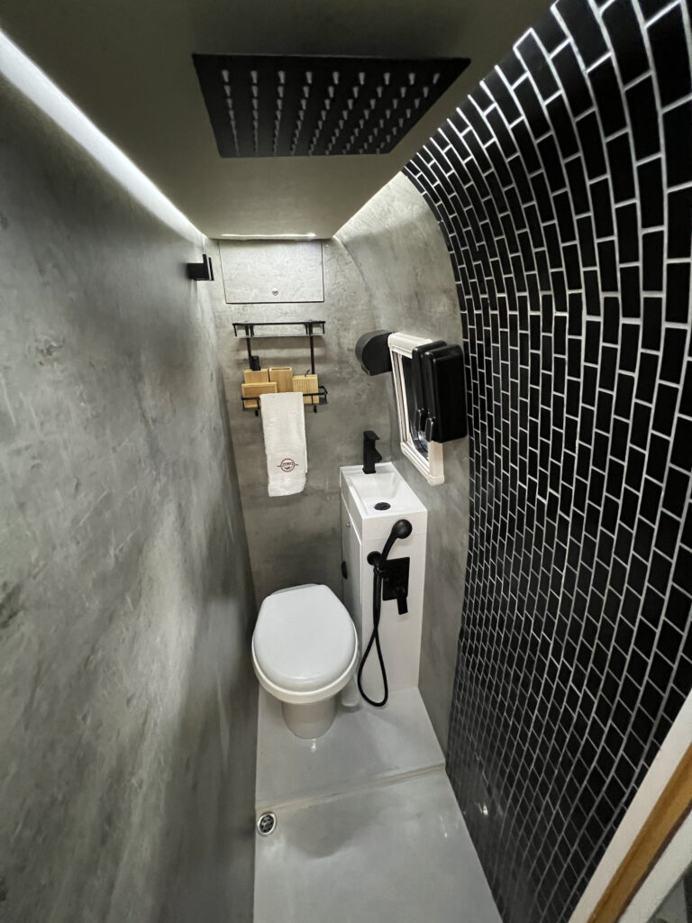 Interior de baño en Iveco Daily motorhome