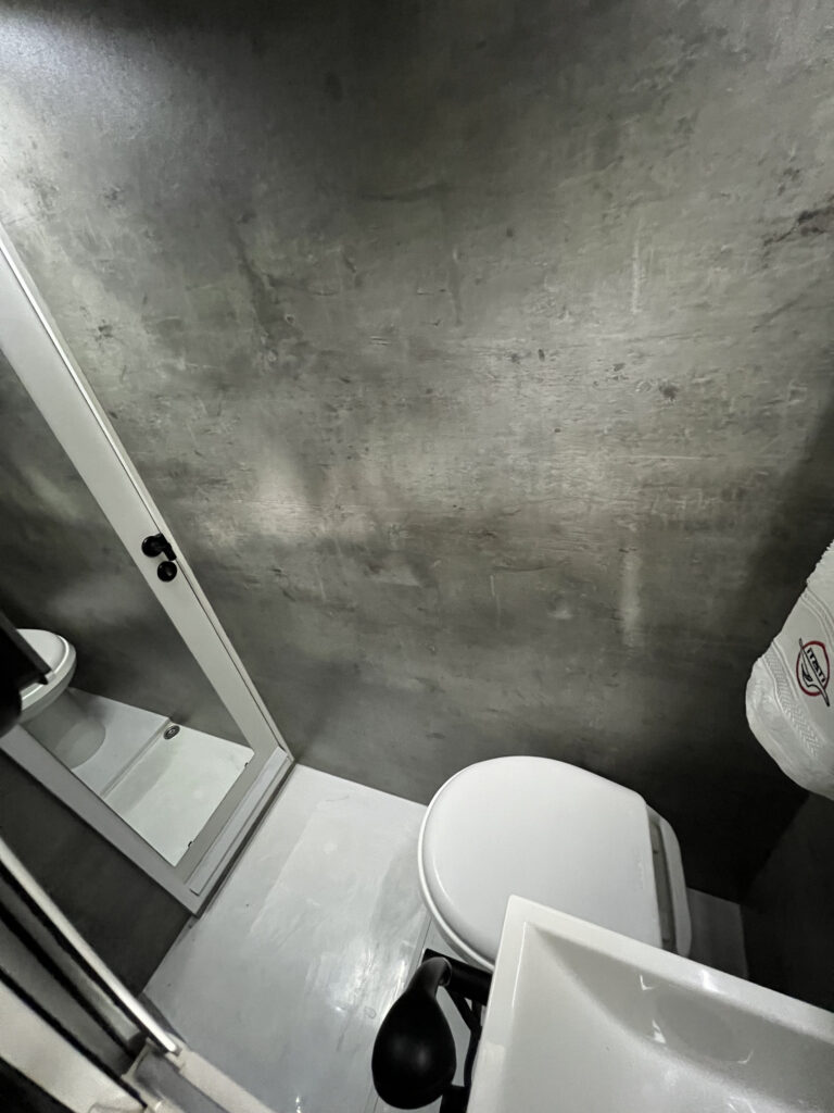 Detalle de ducha y sanitarios en motorhome Iveco Daily