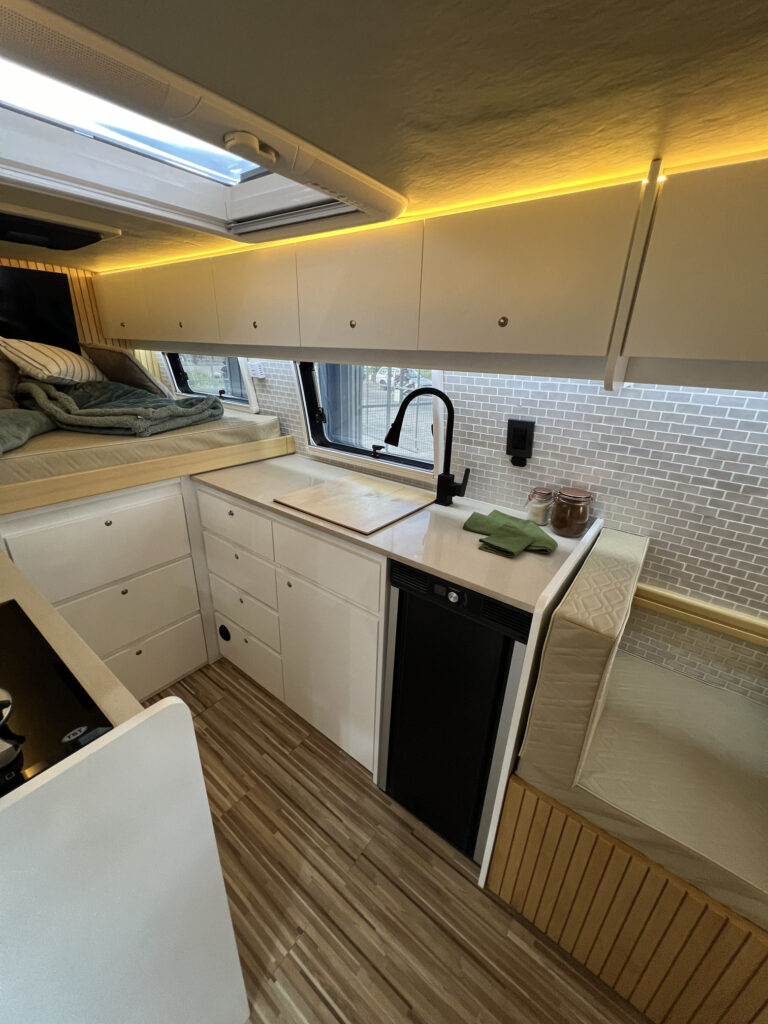 Vista lateral de cocina en motorhome Iveco Daily