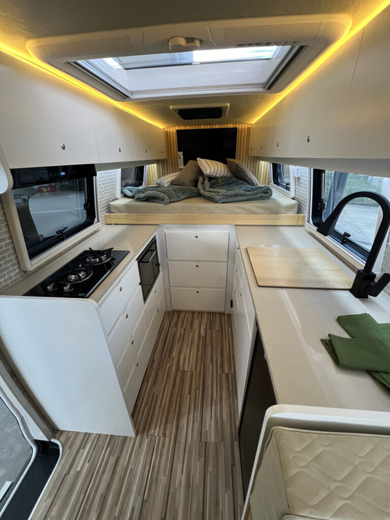 Dormitorio en motorhome Iveco Daily con cama doble