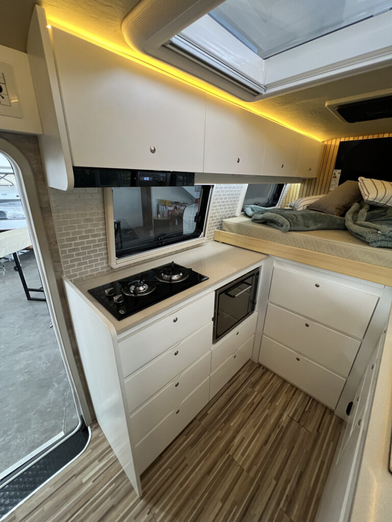 Cocina equipada en motorhome Iveco Daily con muebles a medida