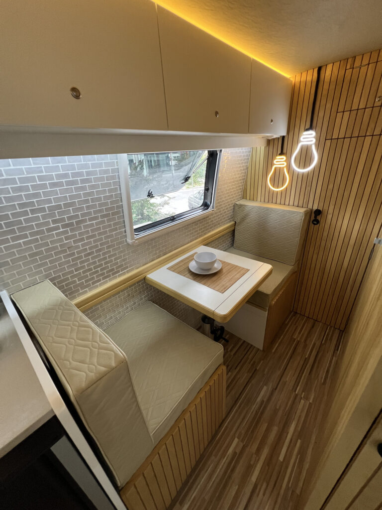 Living comedor en motorhome Iveco Daily con asientos convertibles