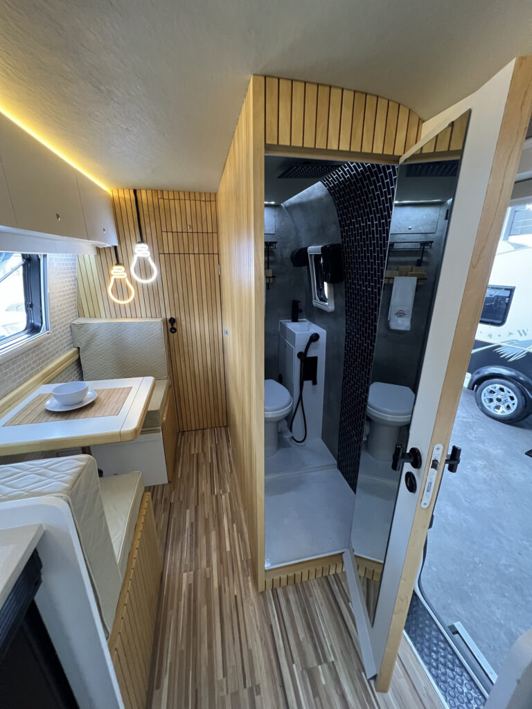 Baño completo con ducha en motorhome Iveco Daily