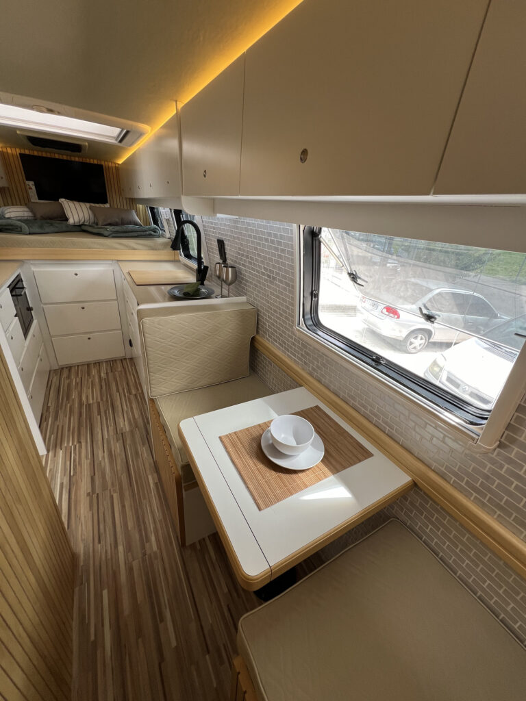 Vista del living en motorhome Iveco Daily