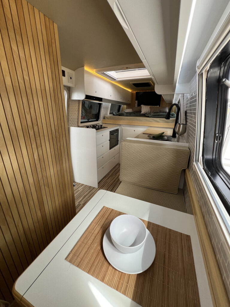 Detalle de asientos y mesa en Iveco Daily motorhome