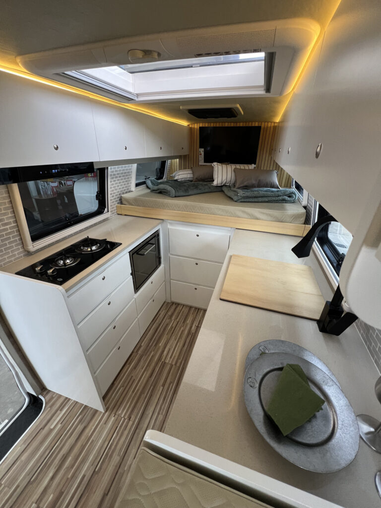 Detalle de cama y guardado en Iveco Daily motorhome