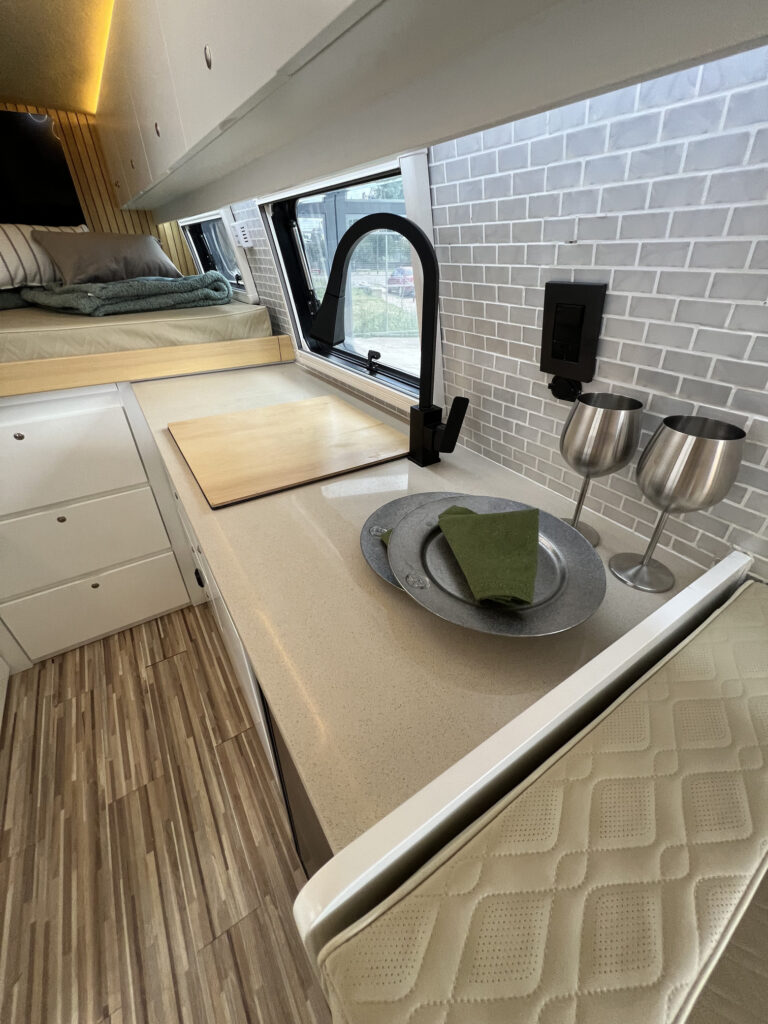 Detalle de cocina en Iveco Daily con bacha y almacenamiento