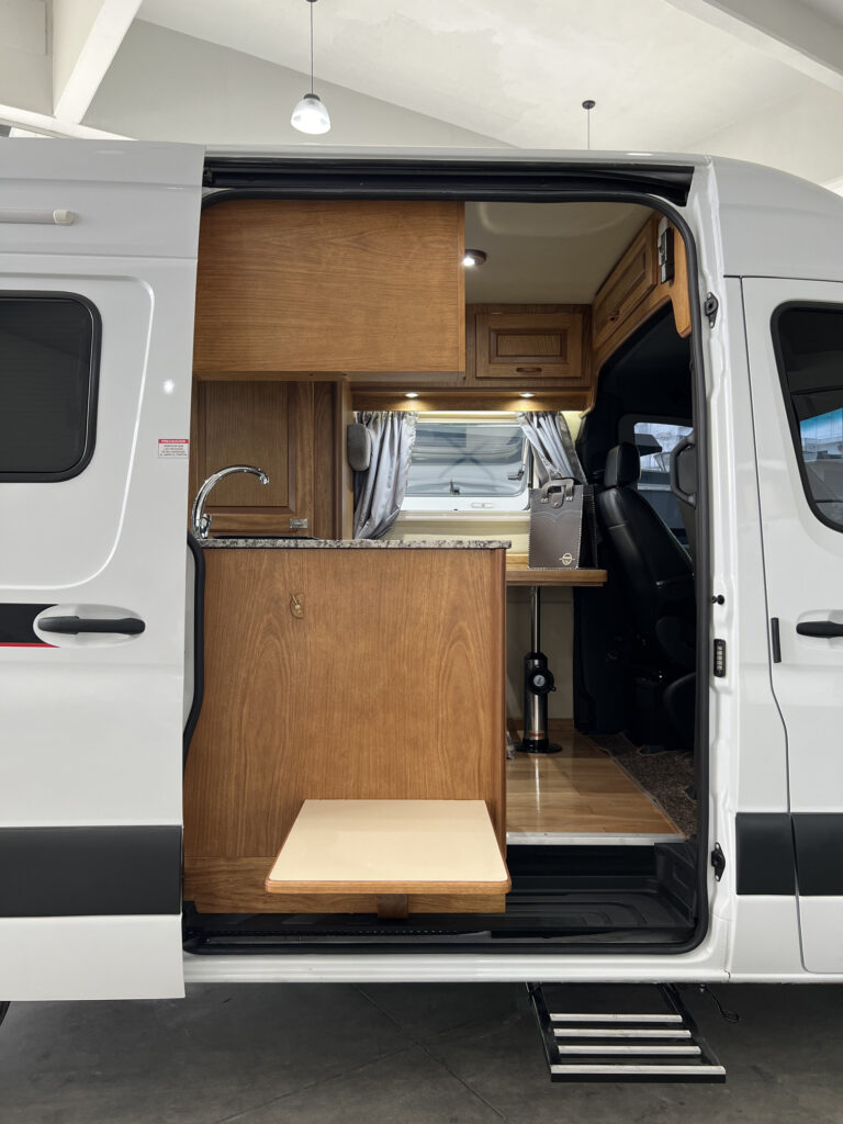 Escalón rebatible desplegado en entrada de motorhome Sprinter 316