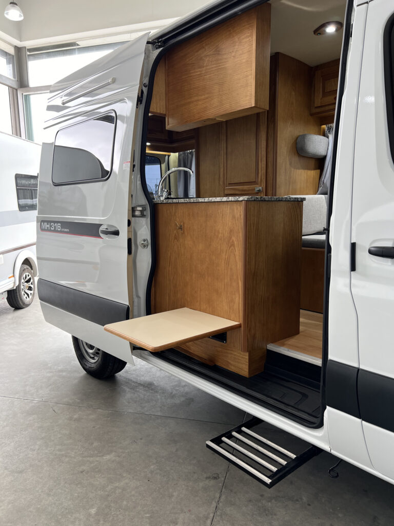 Entrada de motorhome Sprinter 316 con escalón rebatible