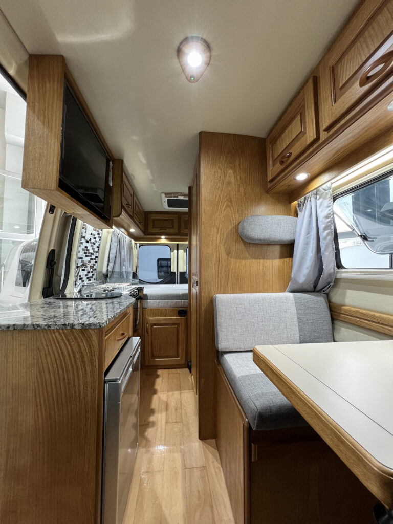 Living comedor en motorhome Sprinter 316 con asientos convertibles