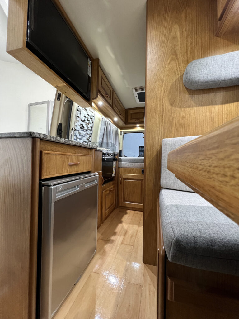 Cocina equipada en Motorhome Sprinter Almacenamiento