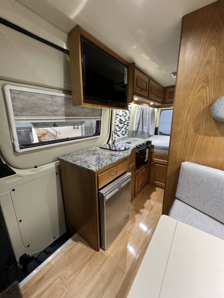 Cocina equipada en motorhome Sprinter 316 con muebles a medida